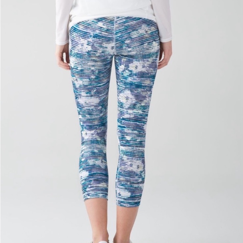 LULULEMON Blue Floral Patterned Capri Leggings
